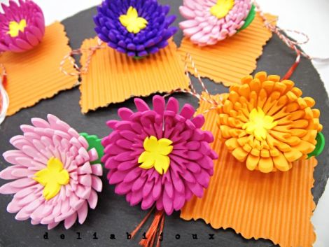 Broe handmade cu flori tip crizantem- Martisor