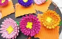 Broe handmade cu flori tip crizantem- Martisor 