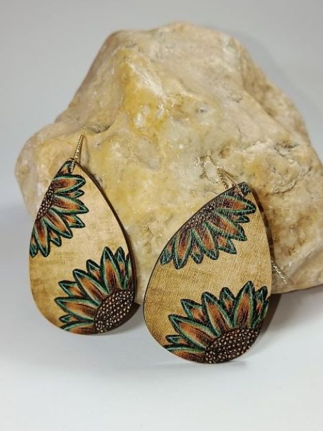 Cercei Handmade din Lemn Model Lacrima cu Floare