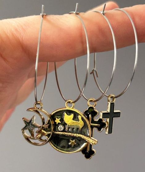 Cercei asimetrici din inox cu charmuri diverse
