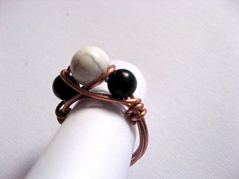 inel de cupru cu howlite si goldstone