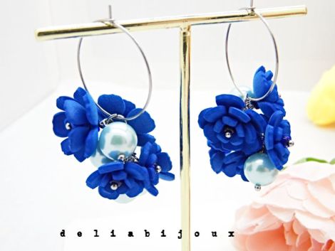 Cercei handmade cu flori albastre si perle cod140