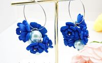 Cercei handmade cu flori albastre si perle cod140