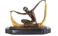 Isis-statueta din bronz cu un soclu din marmura
