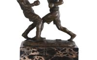 Boxeri-statueta din bronz pe un soclu din marmura