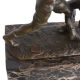 Boxeri-statueta din bronz pe un soclu din marmura
