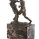 Boxeri-statueta din bronz pe un soclu din marmura