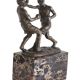 Boxeri-statueta din bronz pe un soclu din marmura