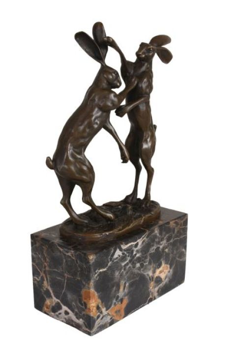 Iepurasi luptandu-se-statueta din bronz