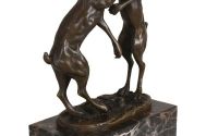 Iepurasi luptandu-se-statueta din bronz