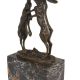 Iepurasi luptandu-se-statueta din bronz
