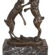 Iepurasi luptandu-se-statueta din bronz