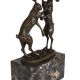 Iepurasi luptandu-se-statueta din bronz