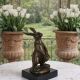 Iepuras-statueta din bronz cu un soclu din marmura
