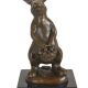 Iepuras-statueta din bronz cu un soclu din marmura