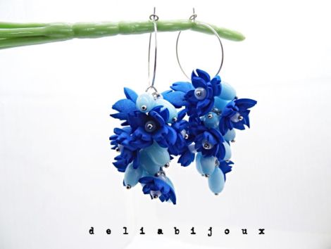 Cercei handmade cu flori albastre si margele de st