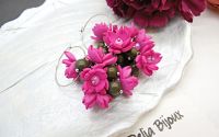 Cercei handmade lungi cu flori ciclam si margele 