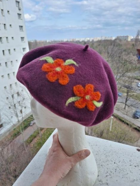 Bereta cu flori portocalii