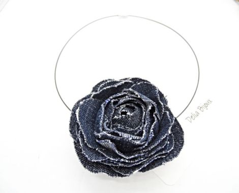 Colier handmade cu floare din denim reciclat bijut