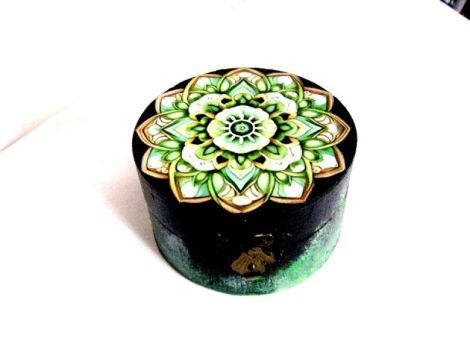 Cutie din lemn cu mandala