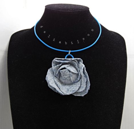 Colier handmade cu floare din denimblug reciclat
