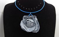 Colier handmade cu floare din denimblug reciclat 