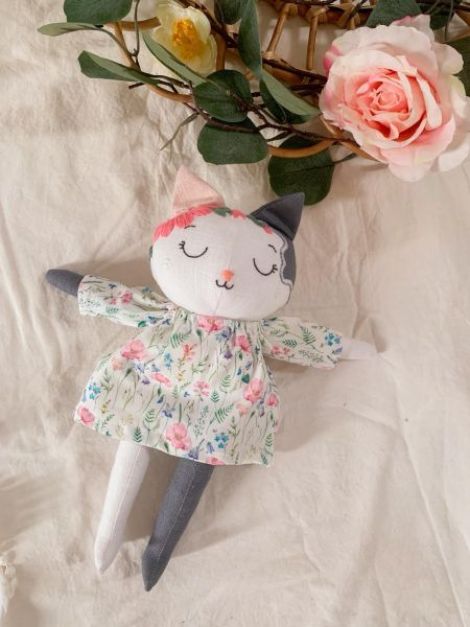 Pisicuta gri - broderie flori roz