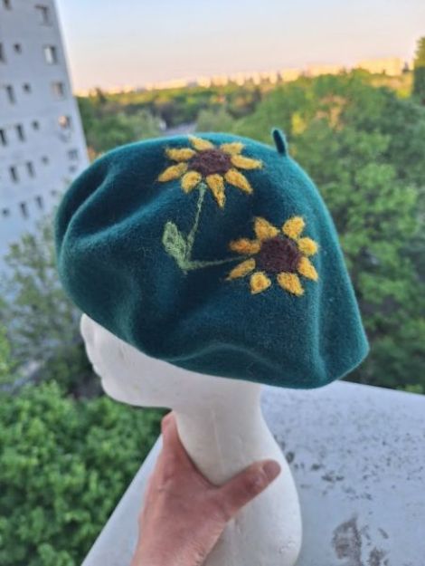 Bereta verde cu floarea soarelui