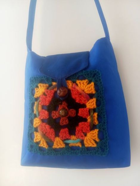 Geanta albastra cu decor crosetat patrat colorat
