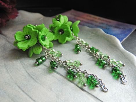 Cercei Lungi Handmade Verde Crud Flori din Foamira