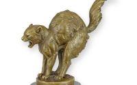 Pisica speriata-statueta din bronz cu un soclu din