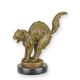 Pisica speriata-statueta din bronz cu un soclu din