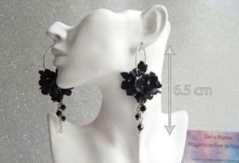 Cercei statement handmade lungi cu flori negre in