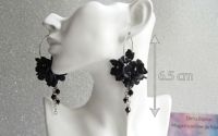 Cercei statement handmade lungi cu flori negre in