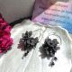 Cercei statement handmade lungi cu flori negre in