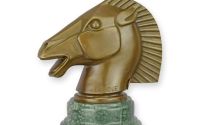 Cap de cal-statueta din bronz cu un soclu marmura