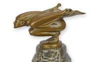 Joker-statueta din bronz cu un soclu din marmura