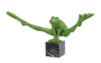 Broasca sarind-statueta din bronz cu soclu din mar