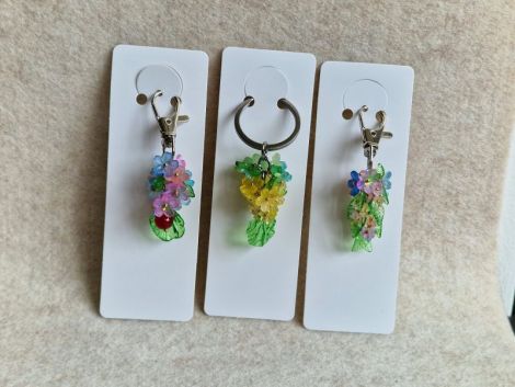 Breloc floral din margele