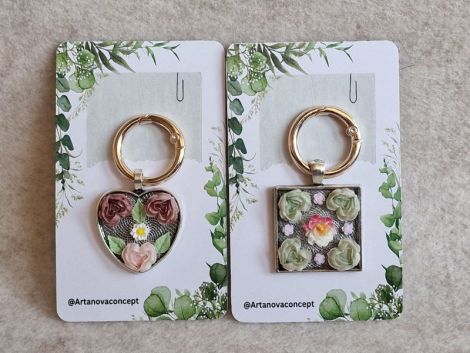 BrelocAccesorii cu flori
