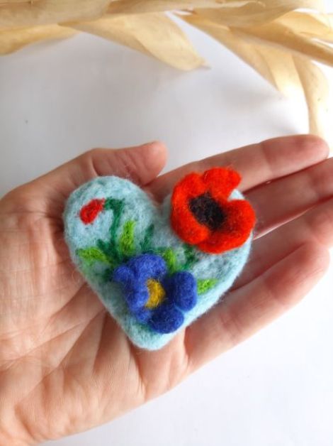 Bro inim cu 3 flori handmade din ln mpslit