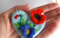 Bro inim cu 3 flori handmade din ln mpslit