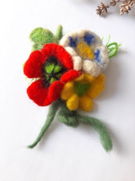 Brosa buchet cu 3 flori impaslit