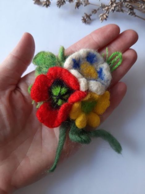 Bro buchet cu 3 flori-handmade din ln mpslit