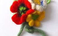 Brosa  buchet cu 3 flori impaslit