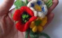 Bro buchet cu 3 flori-handmade din ln mpslit