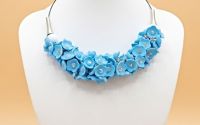 Colier handmade statement cu flori bleu - Elegan
