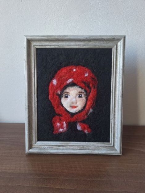 Fetita cu basma rosie