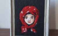 Fetita cu basma rosie