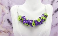 Colier handmade statement cu flori mov si verzi - 